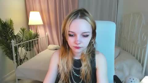 Snapshot of staymonica chatting on 5, 10, 2025 MONICA online show from 5, 10, 2025
