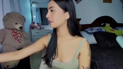 Snapshot of stefanny_pllus chatting on 5, 10, 2025 Im MiaIts my first day here  online show from 5, 10, 2025