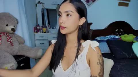 Snapshot of stefanny_pllus chatting on 8, 10, 2025 Im MiaIts my first day here  online show from 8, 10, 2025