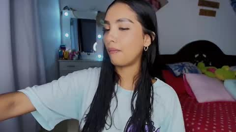 Snapshot of stefanny_pllus chatting on 25, 10, 2025 Im MiaIts my first day here  online show from 25, 10, 2025