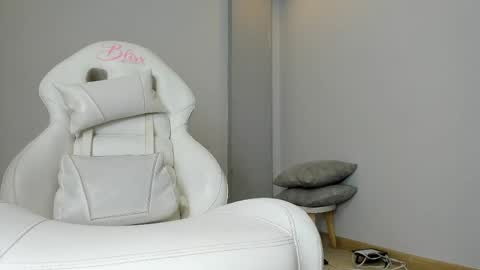 Stefany Bratz online show from 13, 4, 2026