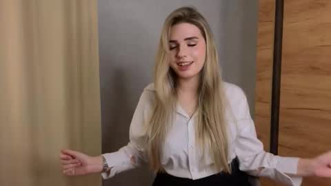 Snapshot of stormymuse chatting on 19, 11, 2025 Luna online show from 19, 11, 2025