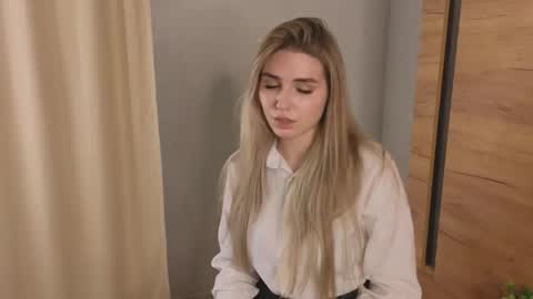 Snapshot of stormymuse chatting on 20, 11, 2025 Luna online show from 20, 11, 2025