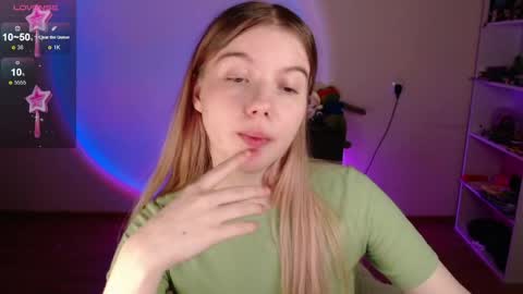 Snapshot of strawberry_juli chatting on 11, 4, 2026 Juli online show from 11, 4, 2026