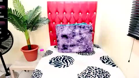 strawberry_lipz online show from 7, 10, 2025