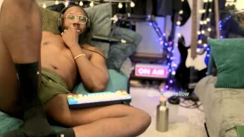 Snapshot of strongmellow chatting on 24, 10, 2025 strongmellow online show from 24, 10, 2025