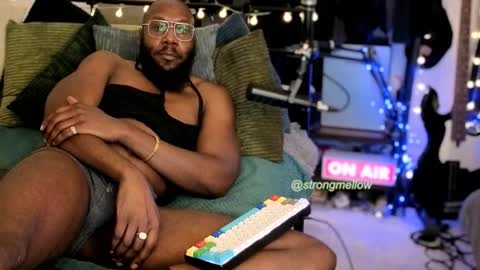 Snapshot of strongmellow chatting on 27, 10, 2025 strongmellow online show from 27, 10, 2025