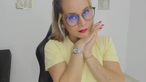 sugar_milff online show from 18, 9, 2025