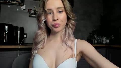 sunlovv online show from 3, 2, 2026