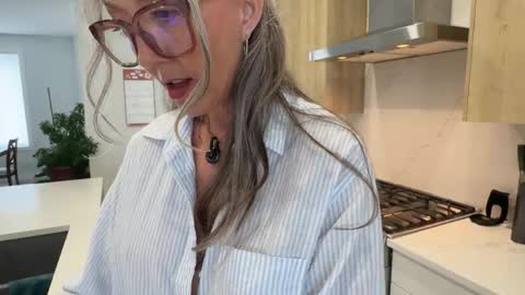 Hi Im Sunnie - Next show Friday August 1 online show from 5, 5, 2026