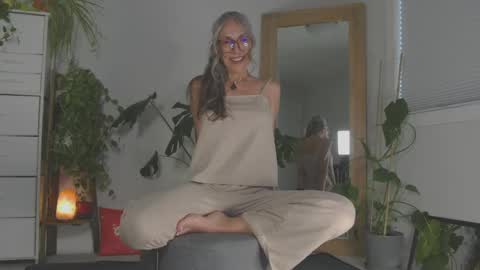 Hi Im Sunnie - Next show Friday August 1 online show from 8, 5, 2026