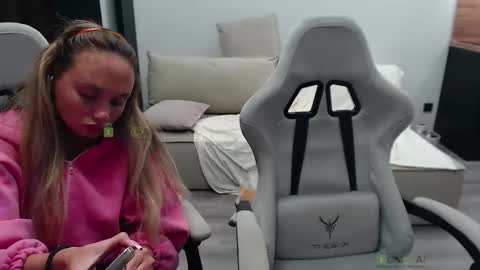 Snapshot of sunny1girl chatting on 23, 9, 2025 Alice and Sergey online show from 23, 9, 2025