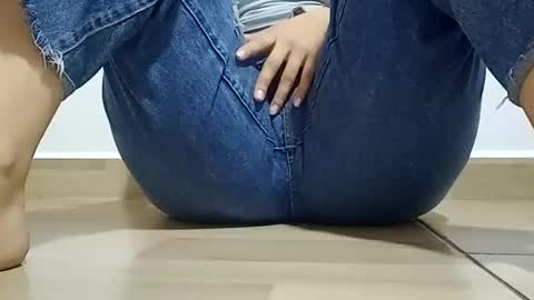 Snapshot of sunshine_days chatting on 17, 12, 2025 Annie online show from 17, 12, 2025