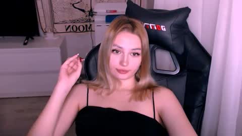 Snapshot of sweeet_baby0 chatting on 12, 11, 2025 Kate online show from 12, 11, 2025