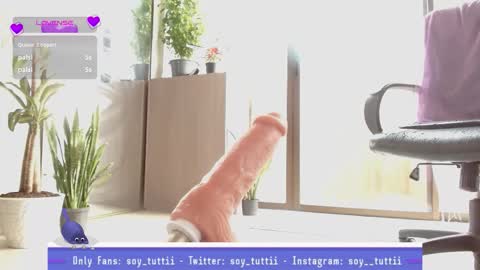 Snapshot of sweet_bluee chatting on 21, 12, 2025 Tutti online show from 21, 12, 2025