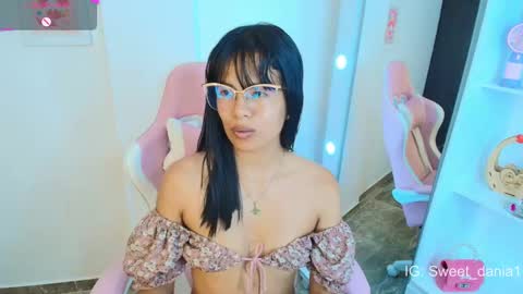 sweet_dania_ online show from 4, 3, 2025
