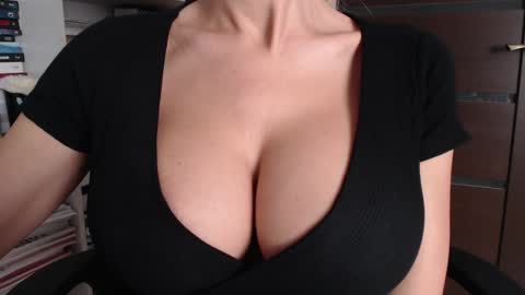 Snapshot of sweet_lil_thing chatting on 21, 10, 2025 Jen online show from 21, 10, 2025