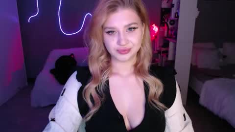 Snapshot of sweet_nicole_333 chatting on 17, 5, 2026 sweet_nicole_333 online show from 17, 5, 2026