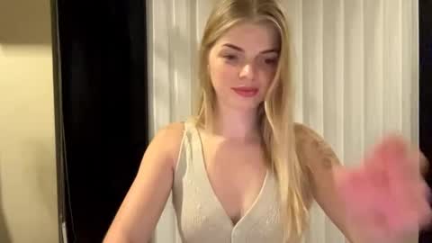 Snapshot of sweet_sinn_ chatting on 25, 9, 2025 Mira online show from 25, 9, 2025