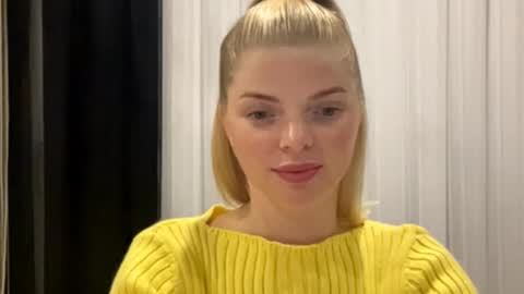 Snapshot of sweet_sinn_ chatting on 3, 10, 2025 Mira online show from 3, 10, 2025