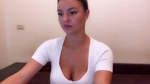 sweet_strawberr online show from 17, 9, 2025