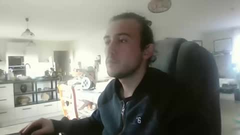 Snapshot of sweetguyss12 chatting on 17, 12, 2025 sweetguyss12 online show from 17, 12, 2025