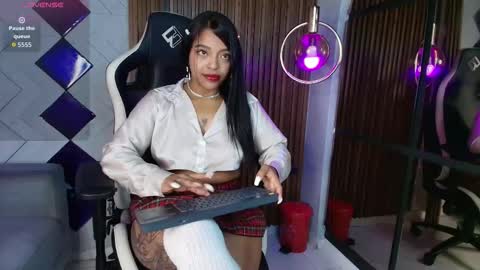Snapshot of sweetie_foxxxx chatting on 30, 10, 2025 violeta online show from 30, 10, 2025