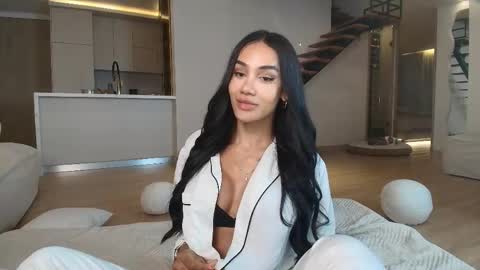 Laura Saenz  Geminis online show from 11, 5, 2026