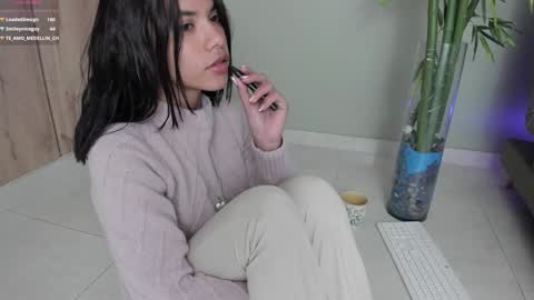 Snapshot of sweett_petite chatting on 10, 1, 2025 online show from 10, 1, 2025