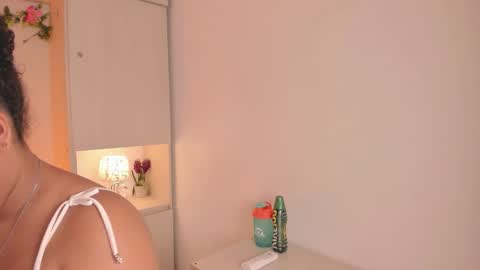 Snapshot of tarawiilson_ chatting on 12, 10, 2025  T A R A  online show from 12, 10, 2025