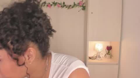 Snapshot of tarawiilson_ chatting on 25, 10, 2025  T A R A  online show from 25, 10, 2025