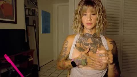 Snapshot of tattooed_natalia chatting on 2, 11, 2025 Natalia 3 online show from 2, 11, 2025