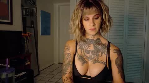 Snapshot of tattooed_natalia chatting on 15, 12, 2025 Natalia 3 online show from 15, 12, 2025