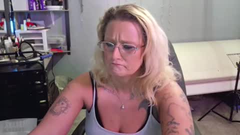 Lisa Lovely online show from 28, 1, 2025