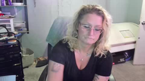 Lisa Lovely online show from 2, 2, 2025