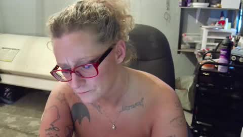 Lisa Lovely online show from 6, 2, 2025