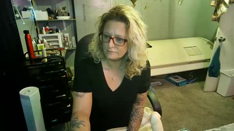 Lisa Lovely online show from 25, 2, 2025