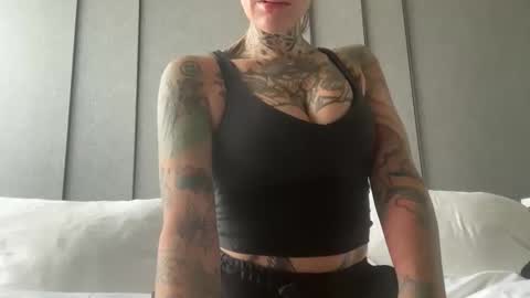 Snapshot of tattooedlucy_ chatting on 1, 12, 2025 tattooedlucy_ online show from 1, 12, 2025