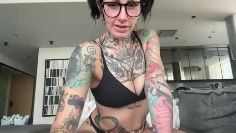 Snapshot of tattooedlucy_ chatting on 15, 12, 2025 tattooedlucy_ online show from 15, 12, 2025