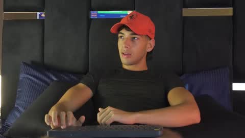 Snapshot of taylorsmiths_ chatting on 21, 12, 2025 taylorsmiths_ online show from 21, 12, 2025