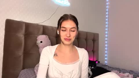 Snapshot of taynabourgois chatting on 2, 10, 2025 Bella online show from 2, 10, 2025