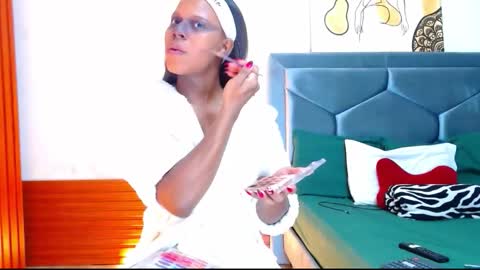 Snapshot of tayra1 chatting on 24, 10, 2025 Tayra...  online show from 24, 10, 2025