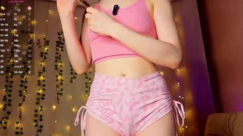 Snapshot of tender__beauty chatting on 6, 4, 2026 Hey Im Aneta online show from 6, 4, 2026