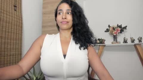 Thalia Gomex online show from 4, 1, 2025