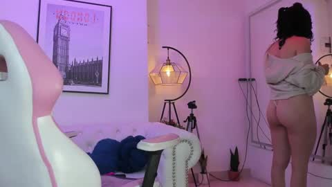 Snapshot of theia_moon_ chatting on 2, 2, 2025 Theia online show from 2, 2, 2025