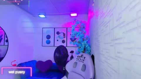 Snapshot of theia_moon_ chatting on 4, 10, 2025 Theia online show from 4, 10, 2025