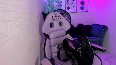 Snapshot of theia_moon_ chatting on 8, 10, 2025 Theia online show from 8, 10, 2025