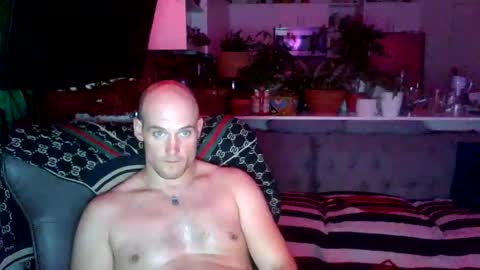 Snapshot of theoutfitter chatting on 19, 2, 2025 MISTERPOWERS online show from 19, 2, 2025