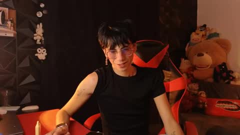 Matt independent model  online show from 12, 5, 2026