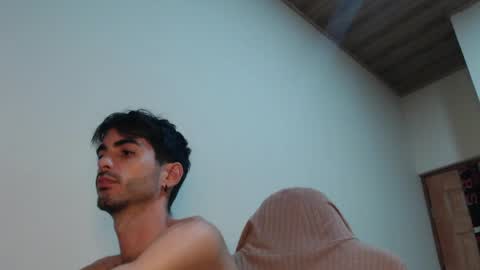 Snapshot of therazhanen chatting on 6, 5, 2026 Santiago Enrique online show from 6, 5, 2026